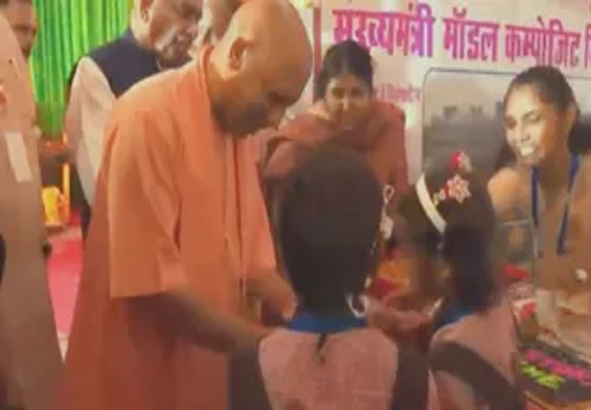 स्कूली बच्चियों ने मुख्यमंत्री को बांधी राखी, सीएम योगी ने दिया उज्जवल भविष्य का आशीर्वाद