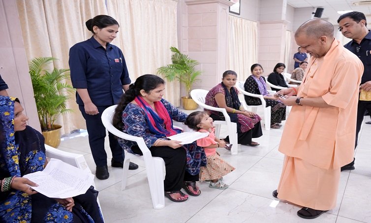 भाई ने बताई बहन की तकलीफ तो मुख्यमंत्री ने तुरंत लोहिया अस्पताल में कराया भर्ती