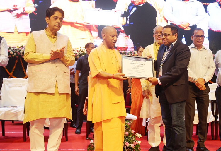मुख्यमंत्री योगी ने प्रदेश के विकास में सहभागी उद्यमियों का किया सम्मान
