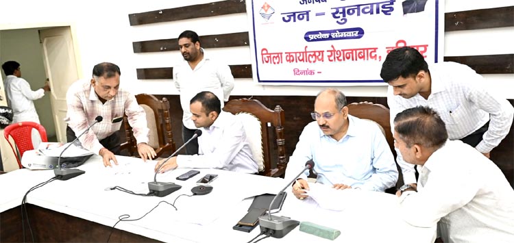 शिकायतों के निस्तारण में लापरवाही बर्दाश्त नहीं: DM मयूर दीक्षित
