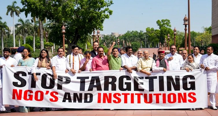 FCRA बिल पर विपक्ष में फूट, कांग्रेस की मांग- वापस लो; JPC पर कई दल सहमत