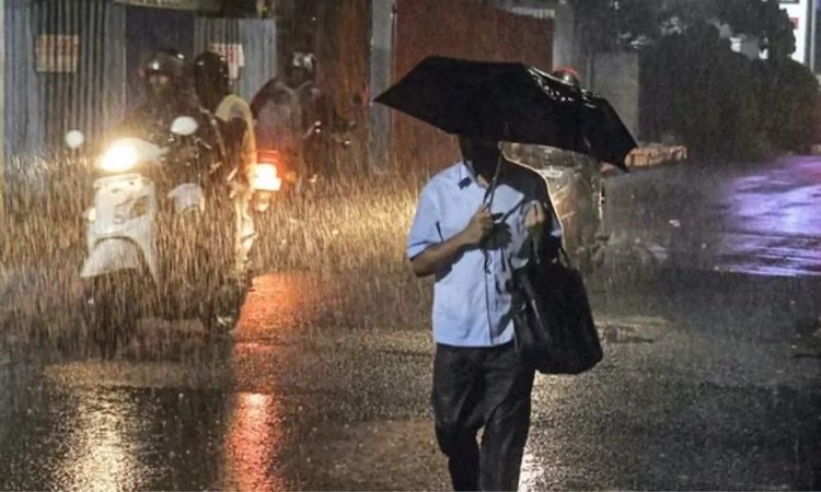 आसमान से आफत का अलर्ट! यूपी के कई जिलों में अगले 3 घंटे गरज-चमक के साथ बारिश