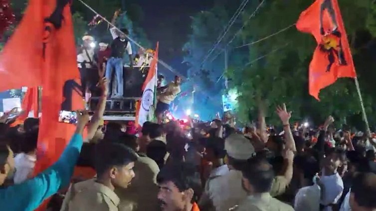डीजे को लेकर कांवड़ियों और पुलिस में झड़प, कोतवाल ने दिया इस्तीफा