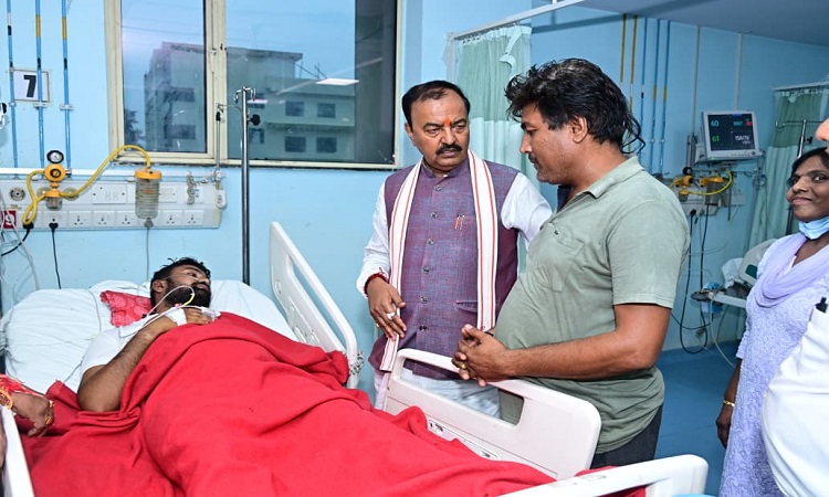 पटाखा फैक्ट्री में विस्फोट की घटना पर उपमुख्यमंत्री ने लिया संज्ञान, अस्पताल पहुंचकर घायलों का जाना हाल