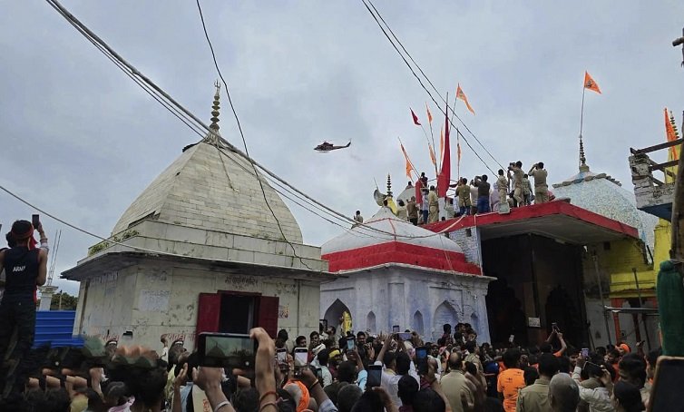 लोधेश्वर महादेवा में शिवभक्तों पर हेलीकॉप्टर से हुई पुष्पवर्षा