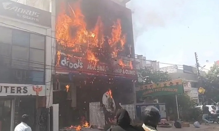 लखनऊ कोचिंग अग्निकांड पर सुप्रीम कोर्ट सख्त, LDA उपाध्यक्ष को नोटिस; SIT रिपोर्ट भी तलब