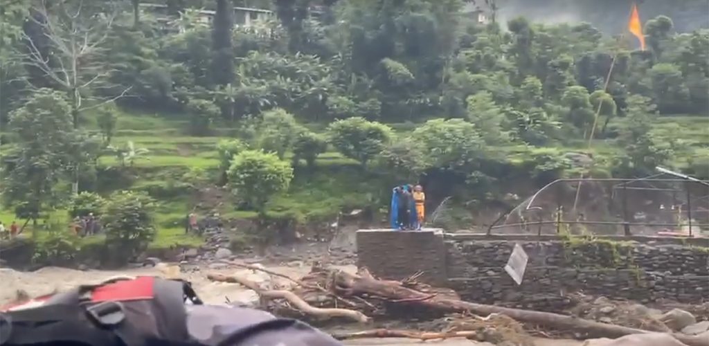 नेपाल में मोदीखोला नदी में आई बाढ़, अन्नपूर्णा मंदिर का आधा हिस्सा और दो पुल बहे