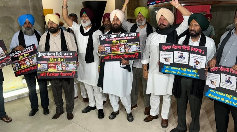 पंजाब विधानसभा में कांग्रेस विधायकों ने सदन के भीतर भी नारेबाजी की