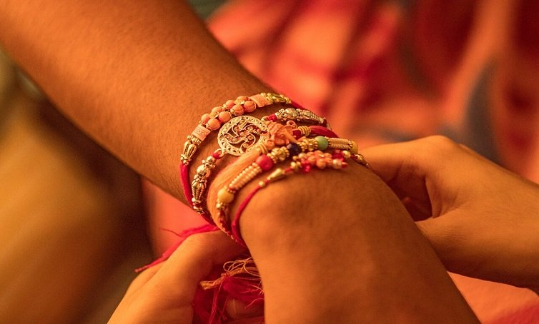 रक्षाबंधन पर राखी में कितनी गांठ लगाएं? जानें 3 गांठ का धार्मिक महत्व