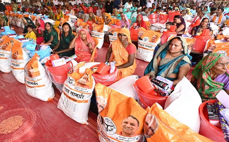 बाढ़ प्रभावितों के लिए योगी सरकार का राहत अभियान युद्ध स्तर पर जारी, भोजन से लेकर सुरक्षित ठिकाने तक का इंतजाम