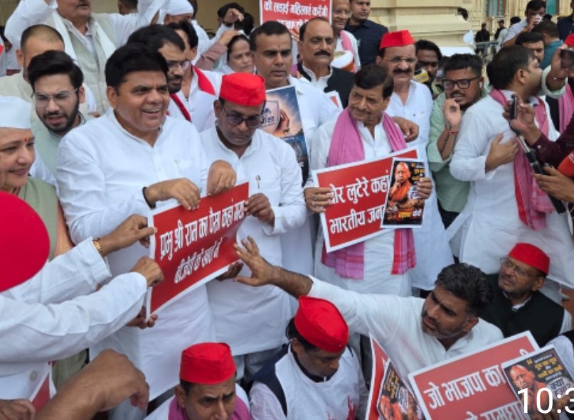 यूपी विधान भवन स्थित चौधरी चरण सिंह की प्रतिमा के समक्ष धरने पर बैठे सपा विधायक