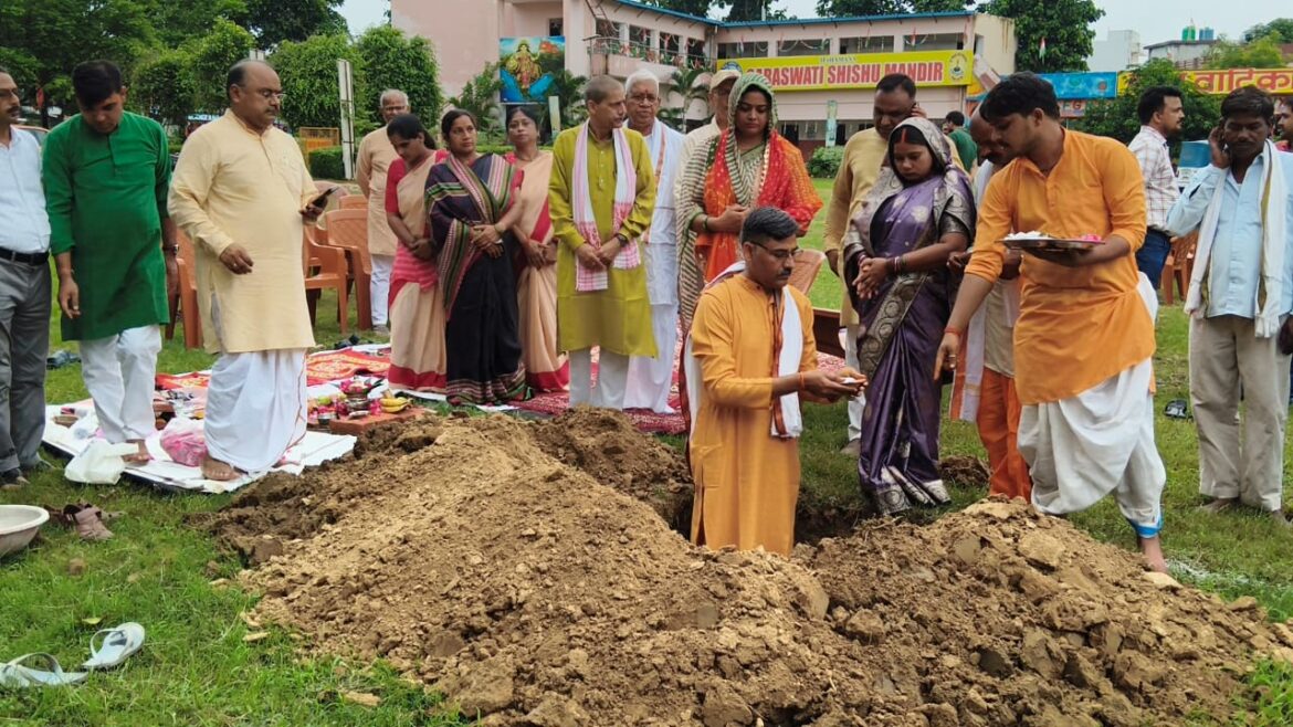 भूकंपरोधी तकनीक से बनेगा सरस्वती शिशु मंदिर का नवीन भवन, भूमि पूजन कर रखी गयी आधारशिला