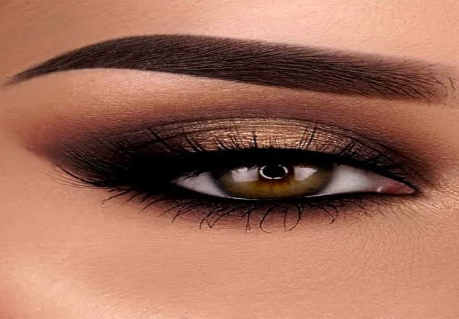 स्‍मोकी आंखें पाने के लिए फॉलो करें ये मेकअप टिप्स