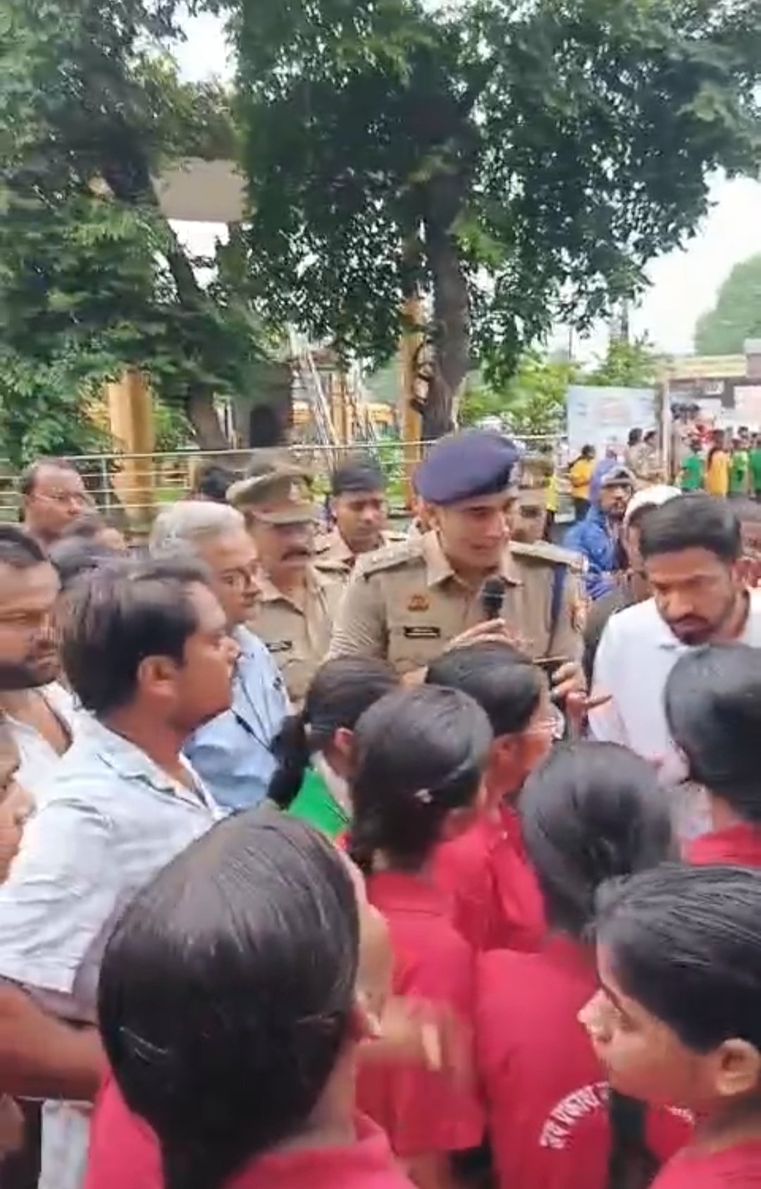 लखनऊ: जयप्रकाश नारायण के छात्रों का प्रदर्शन, इस वजह से सड़क पर उतरे
