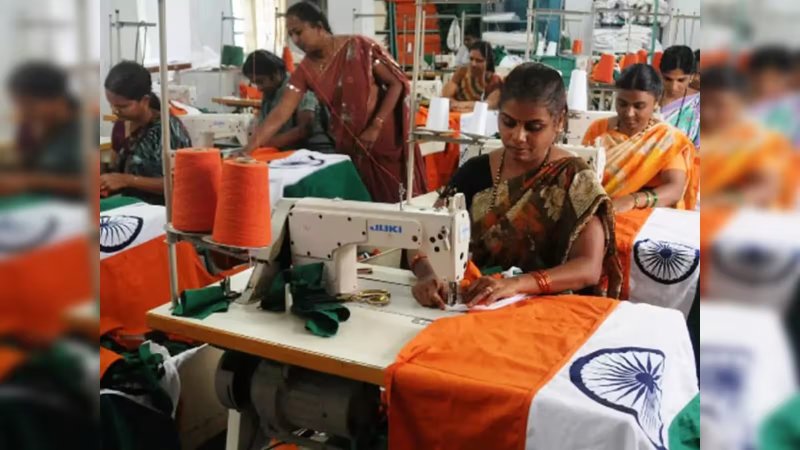 आजादी के रंग से संवर रही 30 हजार महिलाओं की जिंदगी, हर घर के लिए बना रहीं तिरंगा
