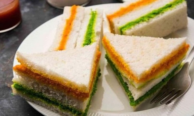 बच्चों से Tricolor Sandwich बनवाते हुए बताए स्वतंत्रता दिवस का महत्व