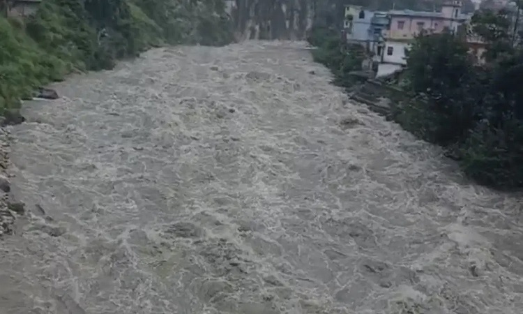 उत्तराखंड में नदियों का रौद्र रूप, ऋषिकेश-देवप्रयाग में अलकनंदा-गंगा का बढ़ा जलस्तर