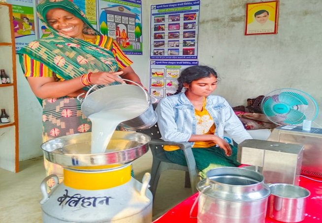 योगी सरकार की नीतियों का असर, श्वेतक्रांति की अग्रदूत बनीं पौने चार लाख महिलाएं