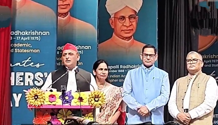शिक्षक ही भविष्य के निर्माता, सत्ता में आए तो बंद स्कूल खोलेंगे: अखिलेश यादव