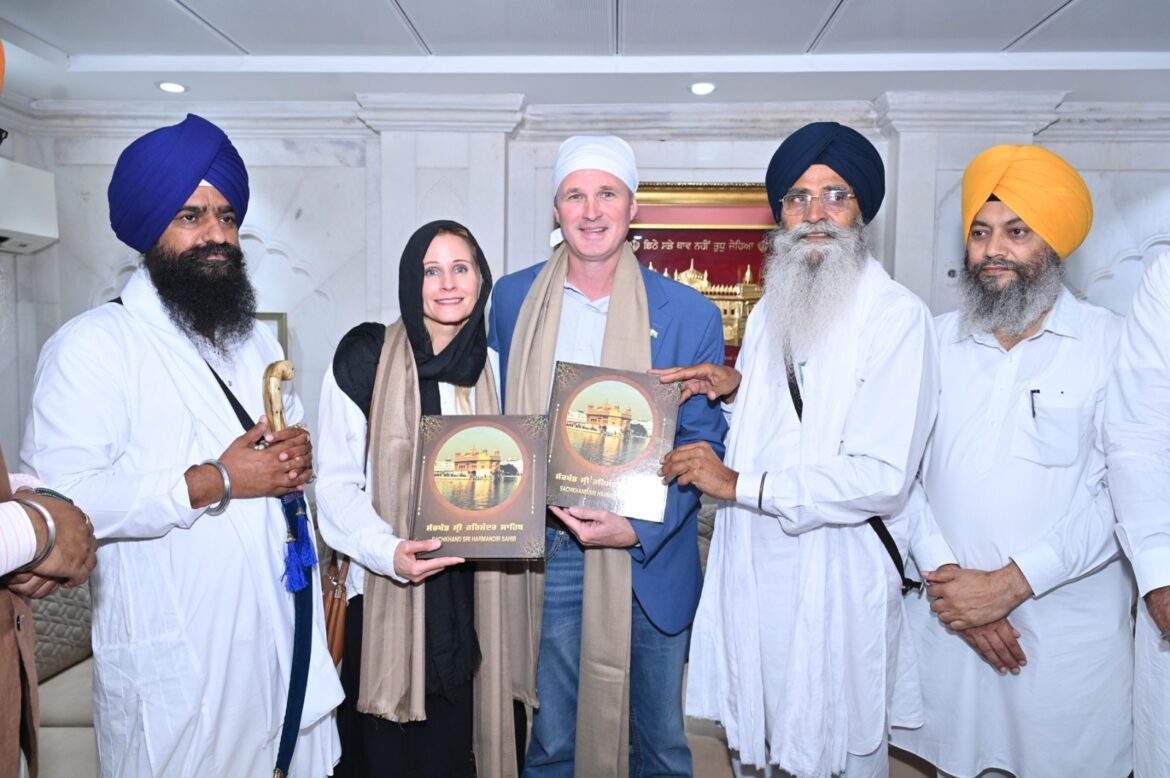 अमेरिकी राजदूत सर्जियो गोर अमृतसर में श्री दरबार साहिब में हुए नतमस्तक