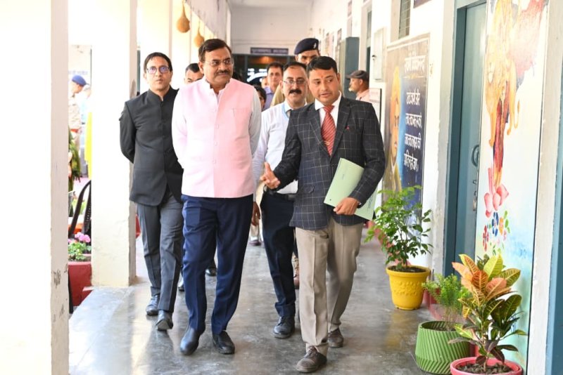 उत्तरकाशी में मुख्य सचिव ने हवाई पट्टी, कलेक्शन सेंटर और पीएम श्री कॉलेज का किया निरीक्षण