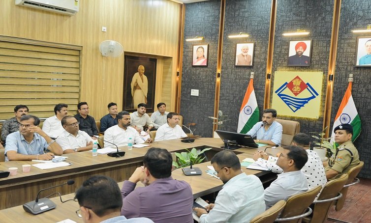 जनसुरक्षा व जन सुविधा से समझौता नही; गतिमान कार्य युद्धस्तर पर करें पूर्ण: डीएम