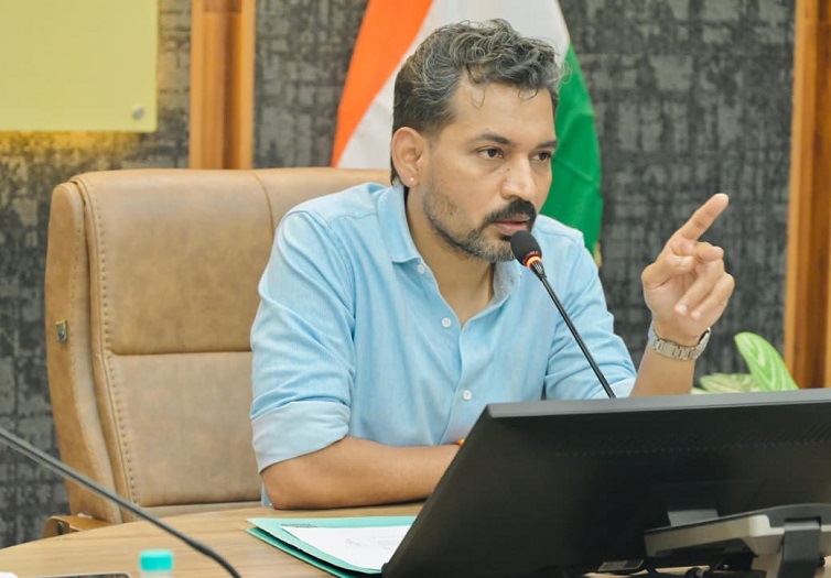 आर्थिक संसाधनों के अभाव में किसी भी बच्चे का उपचार नहीं होने दिया जाएगा प्रभावितः डीएम