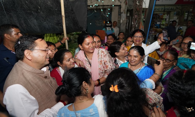 जल सृष्टि पार्क के लोकार्पण से लौटते समय सीएम धामी ने अचानक रुकवाया काफिला, बच्चों और आमजन के साथ खिंचवाईं सेल्फी