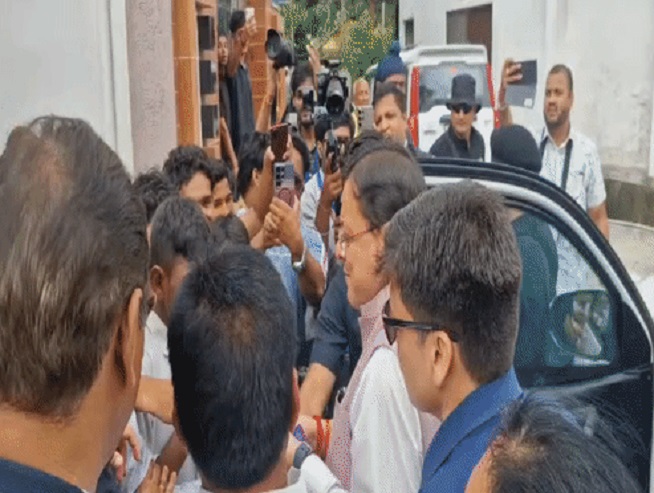 बच्चों को देखकर रुका मुख्यमंत्री का काफिला,चॉकलेट बांटकर की बातचीत