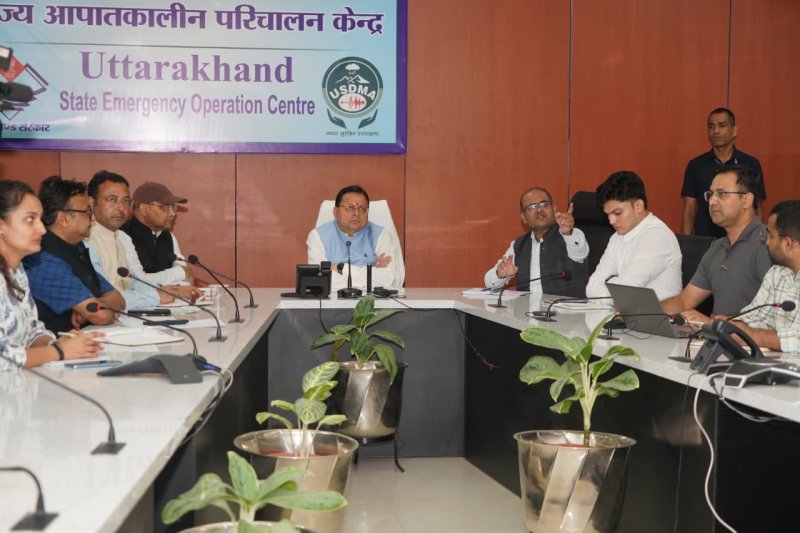 दिल्ली से लौटते ही आपातकालीन केंद्र पहुंचे सीएम धामी