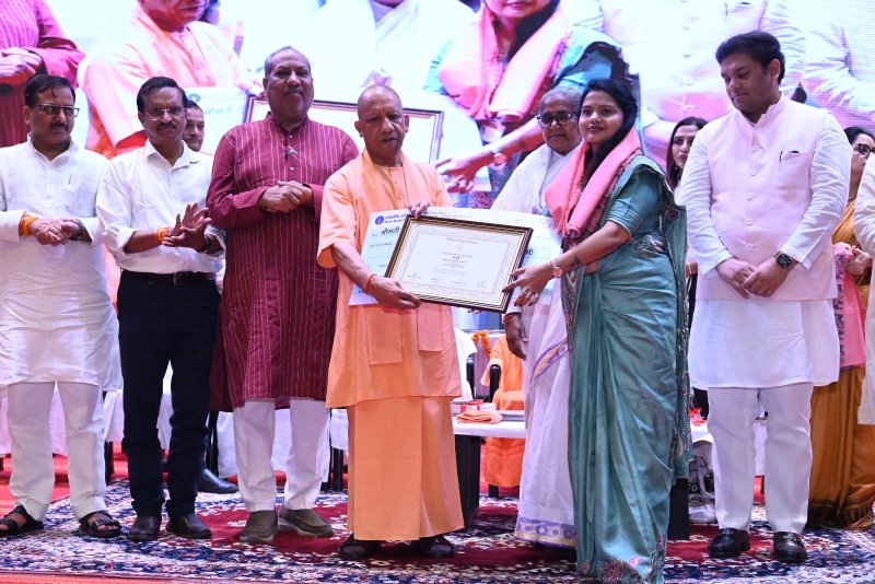 सभी 81 शिक्षकों को सीएम योगी ने अपने हाथों से दिया पुरस्कार