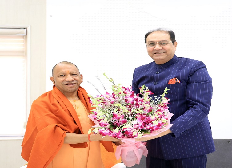 CM योगी से अल्पसंख्यक आयोग के अध्यक्ष मोहसिन रज़ा ने की शिष्टाचार भेंट