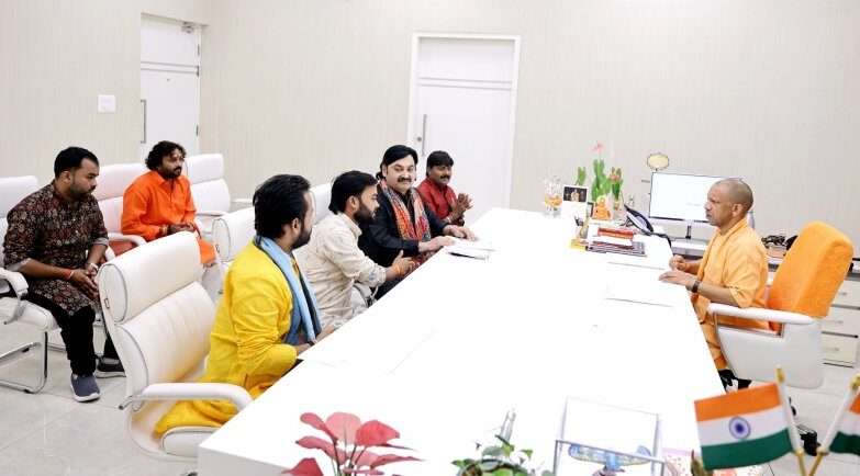 Artists of Hariharpur Music Gharana met CM Yogi.