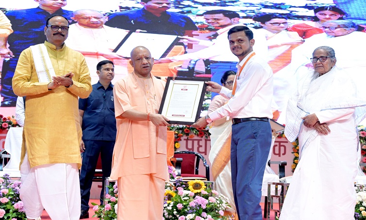 2015-16 में जिस अभ्यर्थी से मांगे गए थे आठ लाख रुपये, उसी अभ्यर्थी का सपना हुआ साकार: मुख्यमंत्री