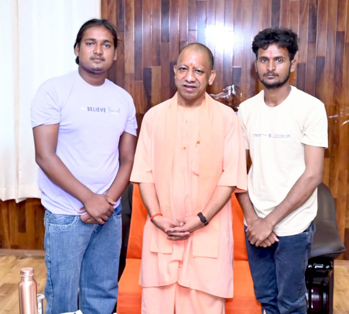 श्रमदान कर ऐतिहासिक पोखरे की सफाई करने वाले युवाओं की मुख्यमंत्री योगी ने की सराहना