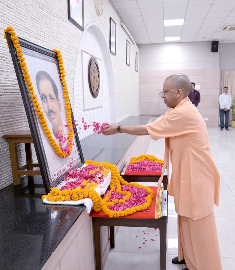 पंडित दीनदयाल उपाध्याय की 110वीं जयंती पर मुख्यमंत्री योगी ने अर्पित की पुष्पांजलि
