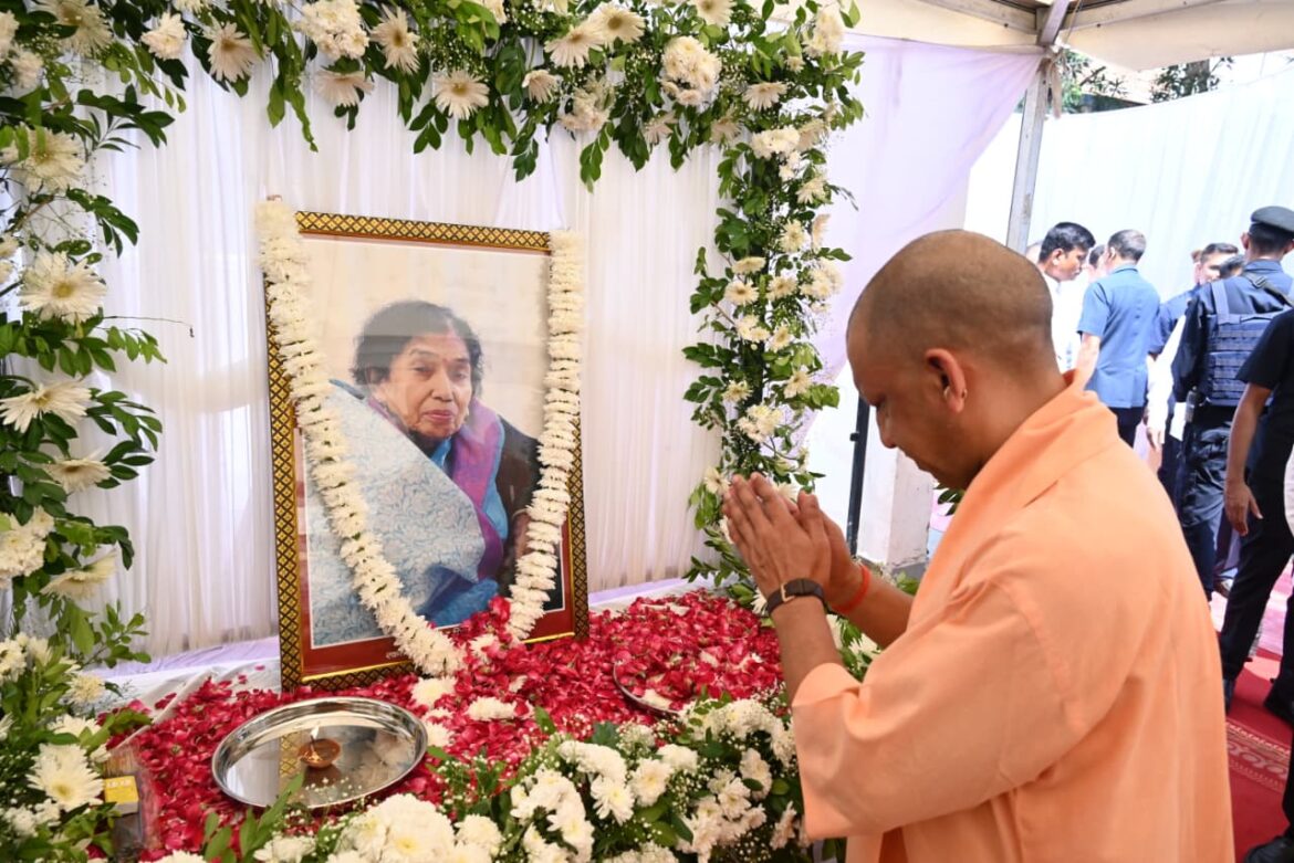 मुख्यमंत्री योगी ने सुधा सिंह को दी श्रद्धांजलि, परिजनों को बंधाया ढांढस