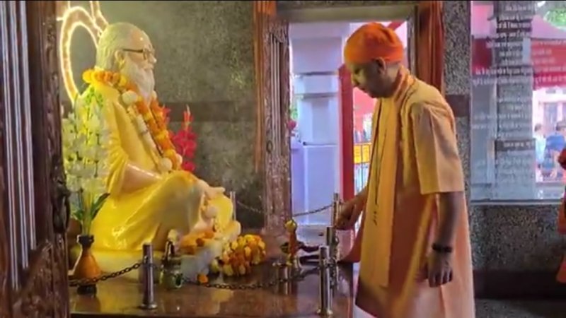महंत अवेद्यनाथ की पुण्यतिथि पर योगी ने किया गुरु को नमन