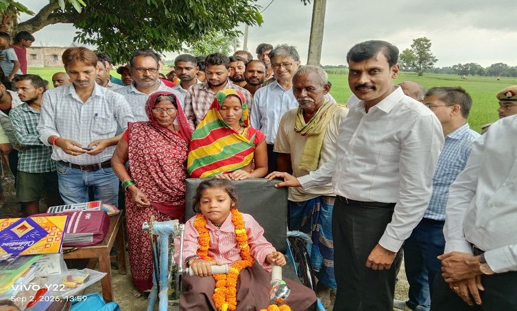 योगी सरकार की संवेदनशील पहल, डीएम खुद ट्राइसिकिल लेकर पहुंचे रागिनी के दरवाजे