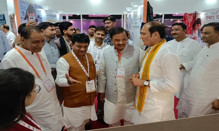 UPITS: 16 कौशलों के लाइव प्रदर्शन के साथ प्रदेशभर के उत्पादकों ने सजाए स्टॉल