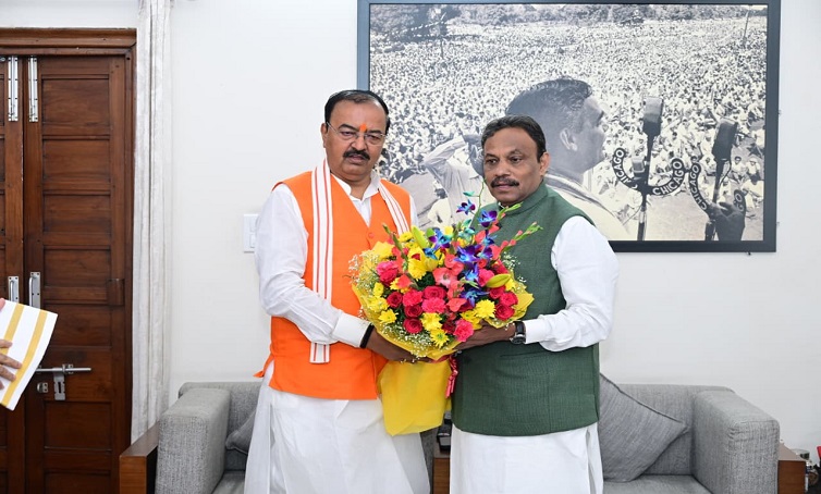 केशव प्रसाद मौर्य ने भाजपा प्रदेश प्रभारी विनोद तावड़े से की शिष्टाचार भेंट
