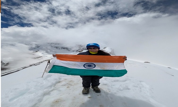 लखनऊ की पर्वतारोही पूर्वा धवन ने 5,826 मीटर ऊंची रुद्रगैरा चोटी पर फहराया तिरंगा