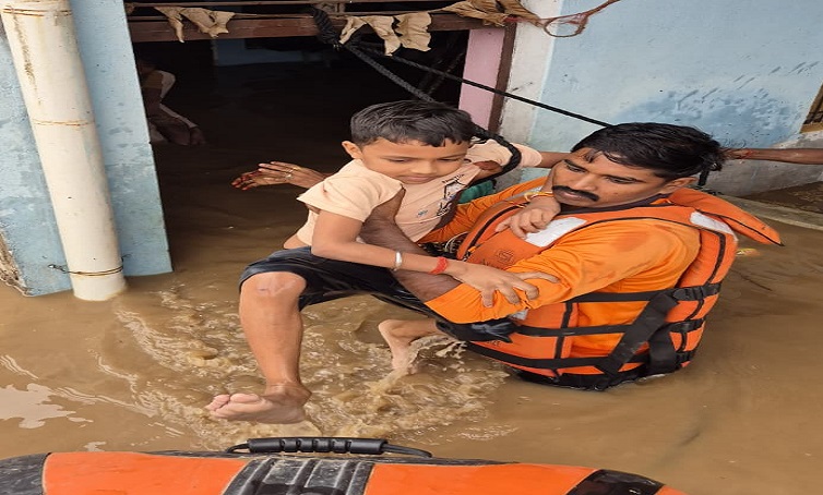 चित्रकूट में घटा मंदाकिनी का जलस्तर, 688 लोगों का रेस्क्यू, सीएम योगी के निर्देश पर राहत-बचाव अभियान जारी