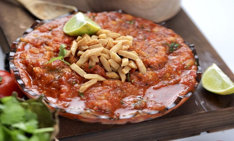 घर पर बैठे- बैठे ले बनारस की चटपटी टमाटर चाट का स्वाद
