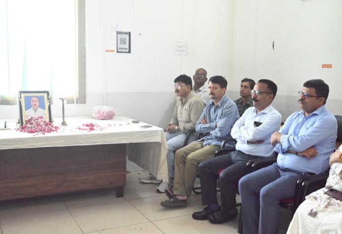 जिला सूचना अधिकारी स्व. गिरिजा शंकर जोशी को सूचना एवं लोक सम्पर्क विभाग के अधिकारियों एवं कर्मचारियों ने दी श्रद्धांजलि