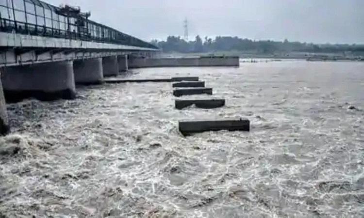 591 करोड़ अलर्ट मैसेज से बाढ़ के दौरान यूपी में बचाई गई लाखों की जान, एक भी जनहानि नहीं