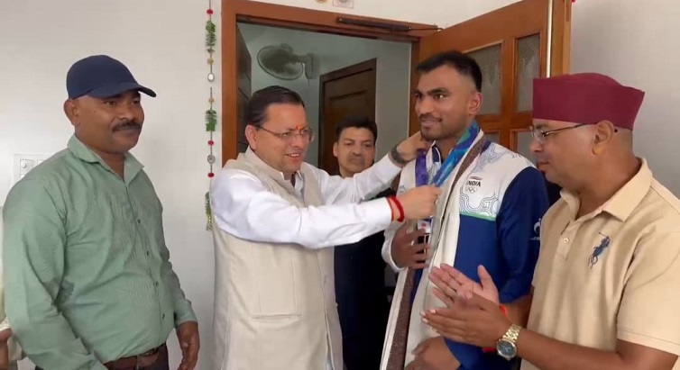 CM धामी से एशियन गेम्स में कांस्य पदक जीतने वाले बॉक्सर कपिल पोखरिया ने की भेंट