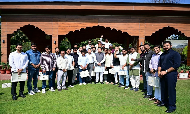 उत्तराखण्ड के अनुभवों को देशभर तक पहुंचाने में डिजिटल ब्रांड एंबेसडर की भूमिका निभाएं युवा: CM धामी