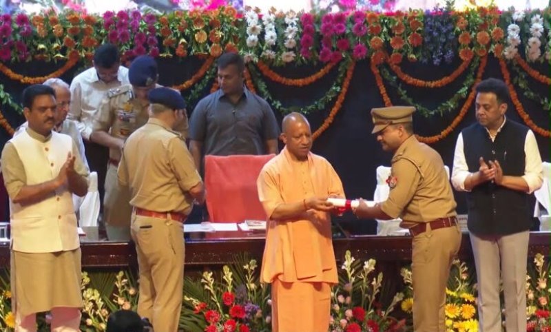 सीएम योगी ने अदम्य साहस व कर्तव्यनिष्ठा का प्रदर्शन करने वाले पुलिसकर्मियों को सम्मानित किया