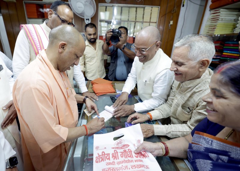 मुख्यमंत्री ने गांधी जयंती पर खादी आश्रम गमछा खरीद कर किया भुगतान